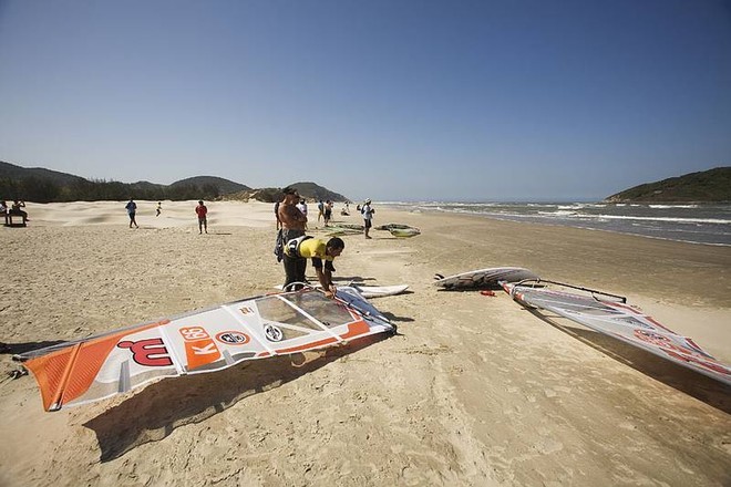 Nik Baker prepares for the final - 2007 Mormaii Ibiraquera Wave Contest / PWA World Cup  ©  John Carter / PWA http://www.pwaworldtour.com